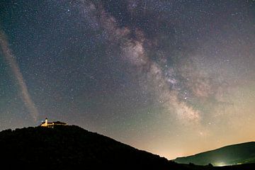 Unendliche Milchstraße Galaxie Sterne des Sternenhimmels auf Burg Teck Panorama von adventure-photos