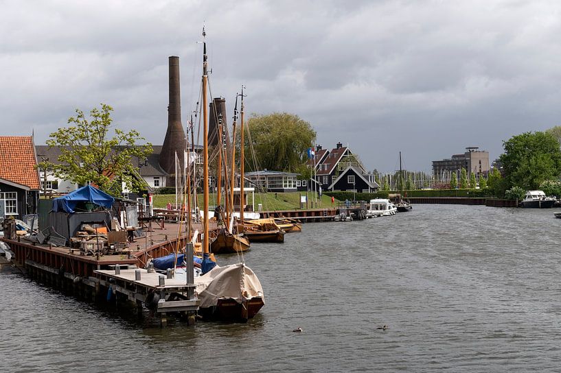 Huizen Nederland Haven met Kalkovens. van Richard Wareham