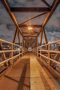 Voetgangersbrug dans Schelde Tijdens de Schemering, Antwerpen sur Tony Vingerhoets