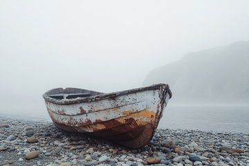 Oude boot op kiezelstrand van Art & Soul Creations