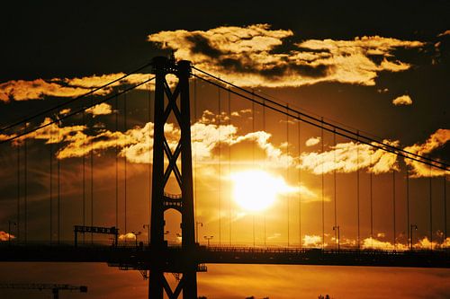 Silhouet van de Bay Bridge bij zonsondergang, San Francisco, VS