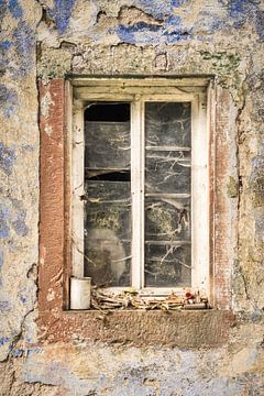 Oud raam met mooie muur van Willem Visser