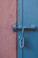 Morocco Marrakech street & travel photography | colorful wall in blue and pink