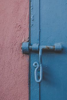 Marokko Marrakech Straße & Reisefotografie | bunte Wand in blau und rosa