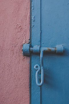 Marokko Marrakech straat & reis fotografie | kleurrijke muur  in blauw en roze van Lisanne Koopmans