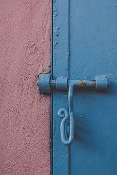 Morocco Marrakech street & travel photography | colorful wall in blue and pink by Lisanne Koopmans