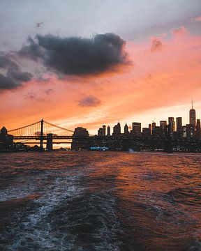 Spectaculaire zonsondergang boven Brooklyn Bridge, New York van Michiel Dros