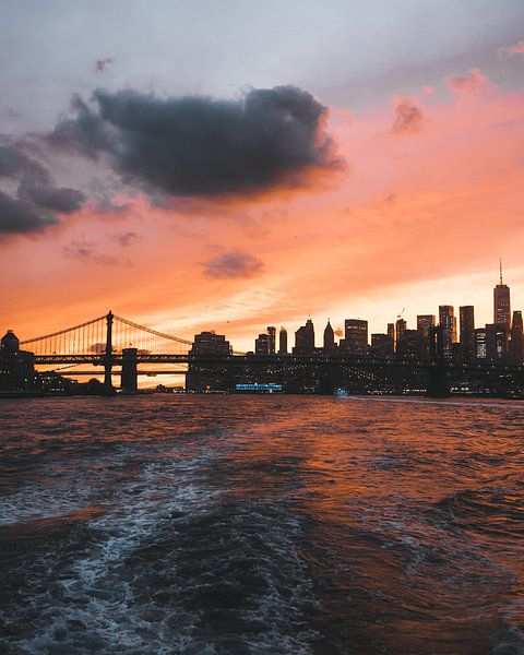 Spektakulärer Sonnenuntergang über der Brooklyn Bridge, New York von Michiel Dros