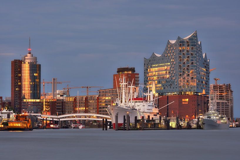 Dusk at the harbour - Beautiful Hamburg by Rolf Schnepp