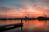 Sonnenuntergang im Jachthafen von Hellevoetsluis von Marjolein van Middelkoop Miniaturansicht