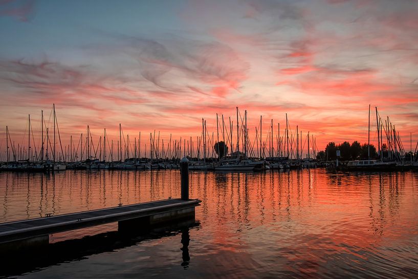 Sonnenuntergang im Jachthafen von Hellevoetsluis von Marjolein van Middelkoop
