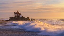 Coucher de soleil à la Capela do Senhor da Pedra, Vila Nova de Gaia, Portugal sur Henk Meijer Photography