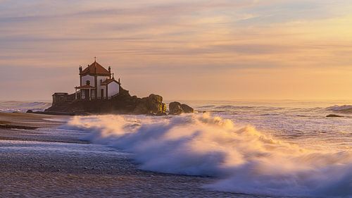 Sonnenuntergang bei der Capela do Senhor da Pedra, Vila Nova de Gaia, Portugal von Henk Meijer Photography