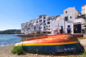 Ein Fischerboot liegt am Strand von Cadaqués.
