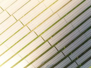 Luftaufnahme eines Solarparks, der sauberen erneuerbaren Strom produziert