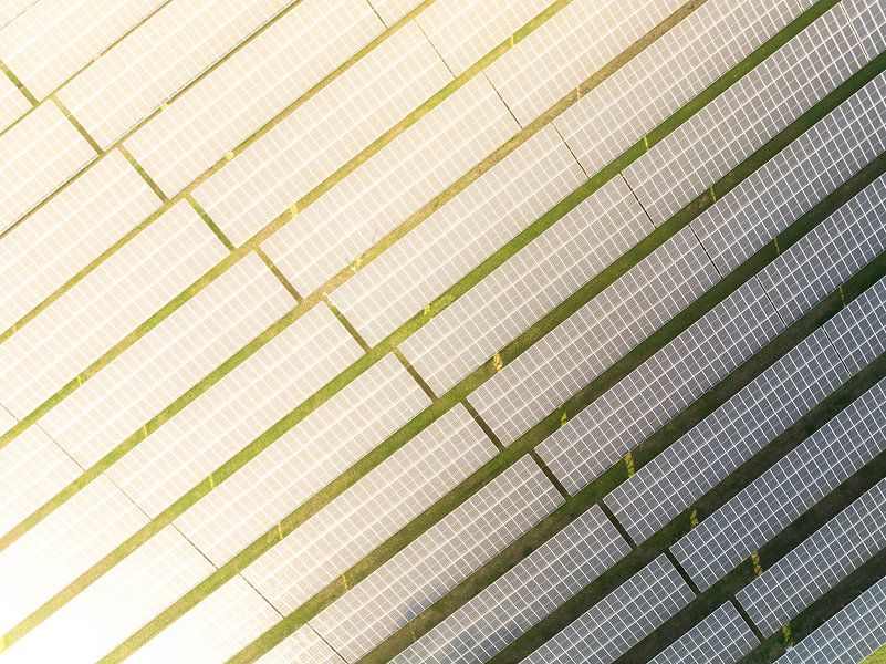 Zonnepark met zonnepanelen die schone elektriciteit produceren van Sjoerd van der Wal Fotografie