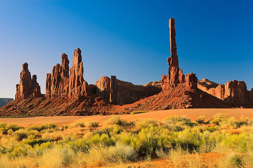 Sonnenaufgang am Totempfahl im Monument Valley von Henk Meijer Photography