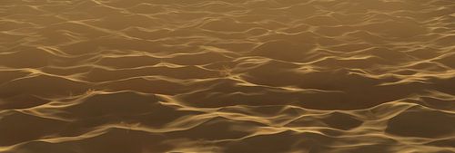 Panoramisch uitzicht op uitgestrekte zandduinen in dramatisch licht