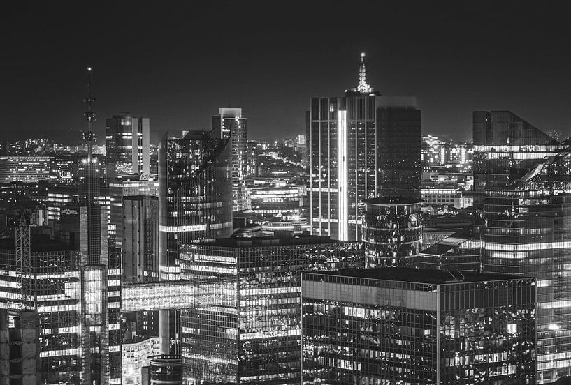 Die Wolkenkratzer des Brüsseler Geschäftsviertels bei Nacht | Schwarz und Weiß von Daan Duvillier | Dsquared Photography