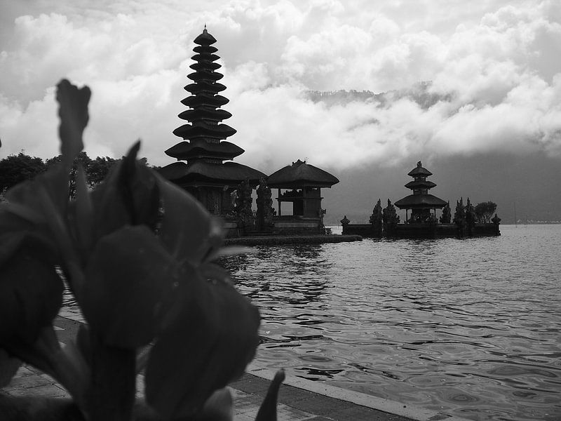 Pura Ulun Danu Bratan Tempel Bali Schwarz Weiß von Sander van Klaveren