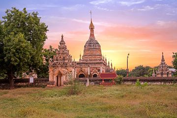 Oude pagodes in Bagan in Myanmar bij zonsondergang van Eye on You