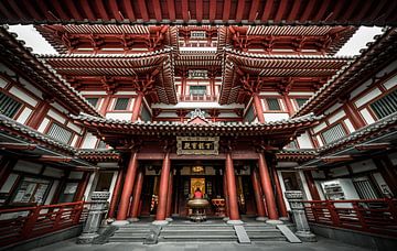 The beautiful Buddha Tooth Relic Temple in Singapore. by Claudio Duarte