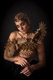 Woman with golden art object by GØNNIE photography and styling