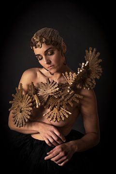 Woman with golden art object van GØNNIE photography and styling