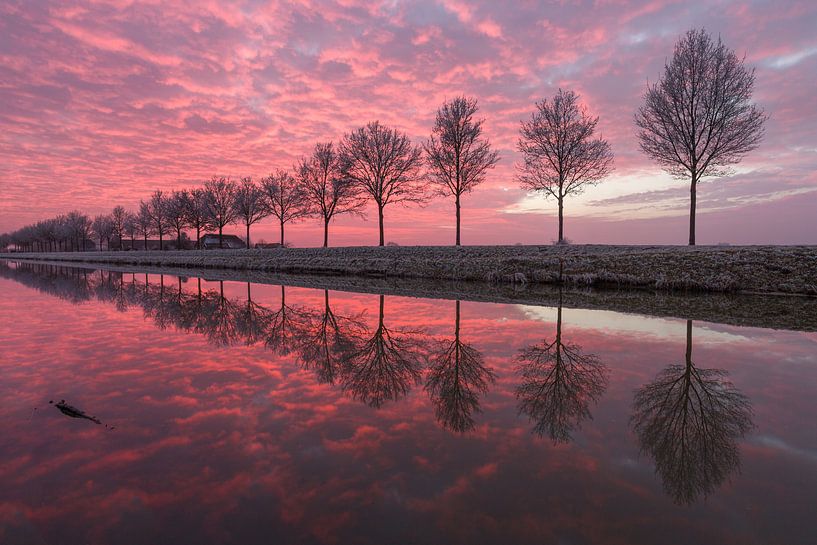Een perfecte zonsondergang aan het water #1 van Edwin Mooijaart