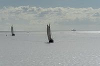 Zwei Segelschiffe auf dem Wattenmeer