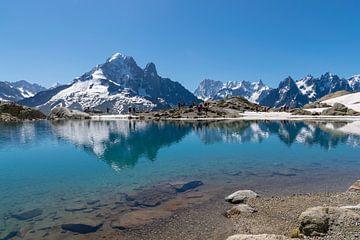 Weerspiegelin in Lac Blanc in de Franse Alpen van Linda Schouw