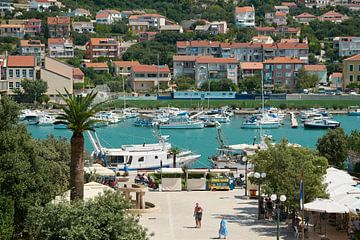 Uitzicht op de haven van de stad Rab in Kroatië