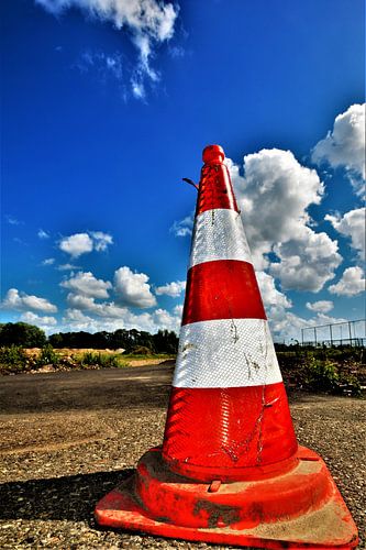 Stoere pylon met wolkenlucht