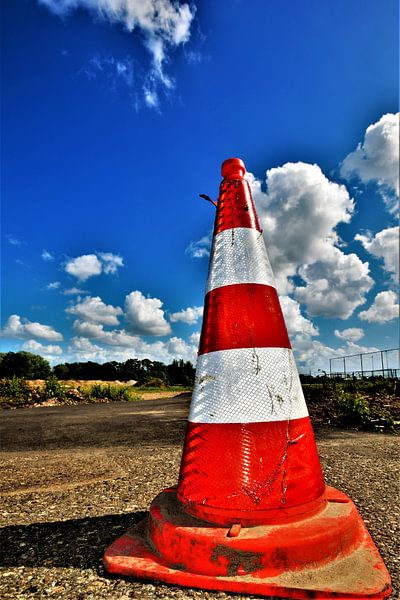 Harter Mast mit Wolken von Maud De Vries