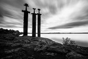 Sverd I Fjell près de Stavanger en Norvège en noir et blanc sur Evert Jan Luchies