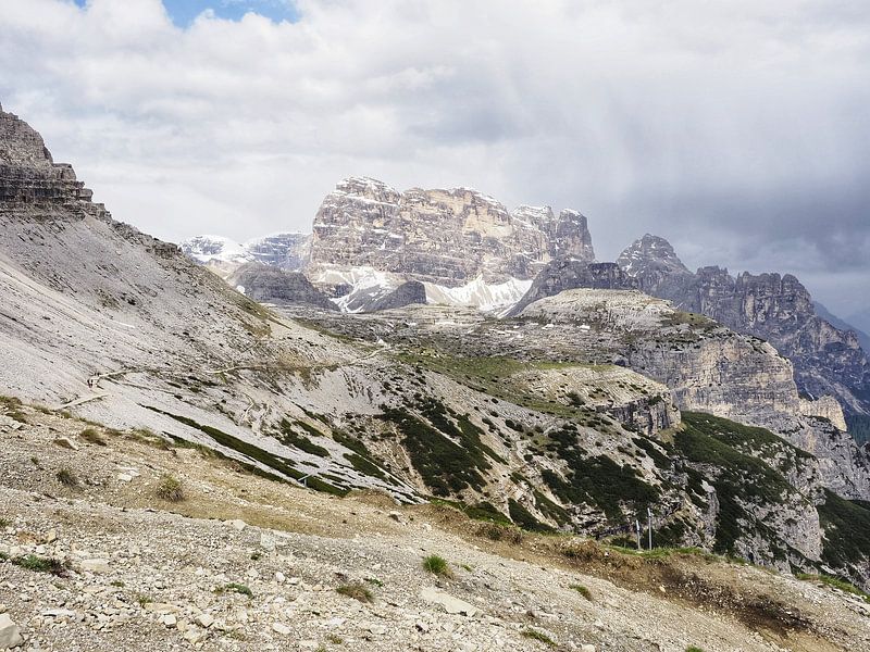Des formations rocheuses majestueuses s'élèvent de manière impressionnante vers le ciel : les Drei Zinnen se présentent sous une lumière parfaite, entourées de sommets escarpés, de sentiers alpins et d'un paysage aride de haute montagne. par Miriam Schwarzfischer Fotografie