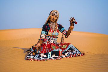 Kalbelia danseres in de Thar woestijn in India van Jan Bouma