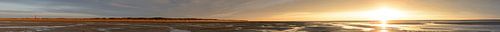 Zonsondergang op het strand van Schiermonnikoog tijdens zonsondergang panorama