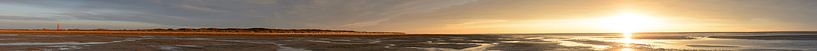 Sonnenuntergang am Strand von Schiermonnikoog während des Sonnenuntergangs-Panoramas von Sjoerd van der Wal Fotografie