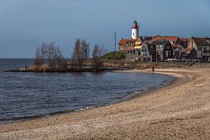 Blick auf die Stadt Urk vom Strand aus