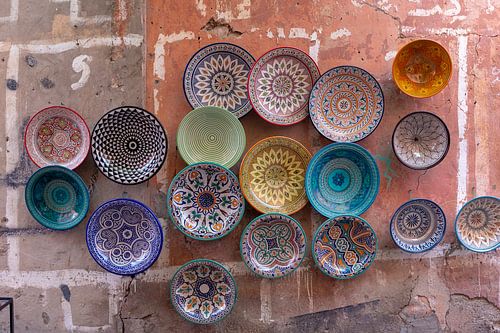 Assiettes, tajines et pots en argile sur le souk de Chefchaouen, Maroc, Afrique.
