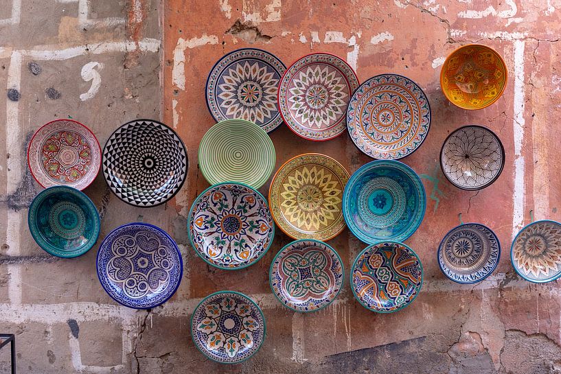 Teller, Taginen und Töpfe aus Ton auf dem Souk in Chefchaouen, Marokko, Afrika. von Tjeerd Kruse