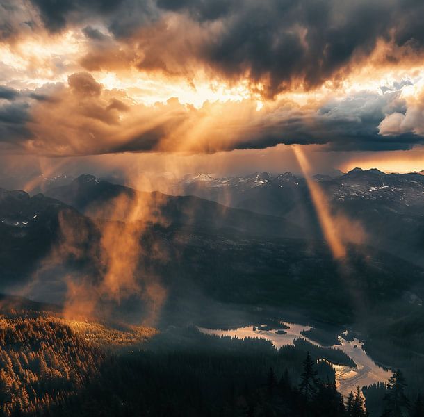 Sonnenstrahlen auf Bergeshöhen von fernlichtsicht