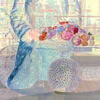 Transparant blauw met vaas roze bloemen