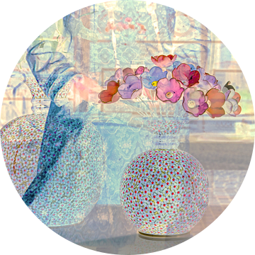 Transparant blauw met vaas roze bloemen van Stephaniek Putman