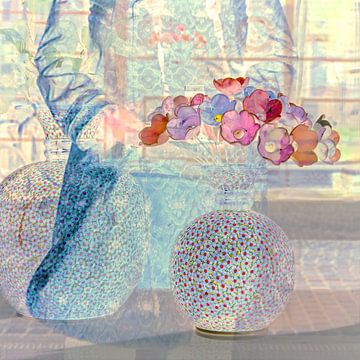 Transparant blauw met vaas roze bloemen van Stephaniek Putman