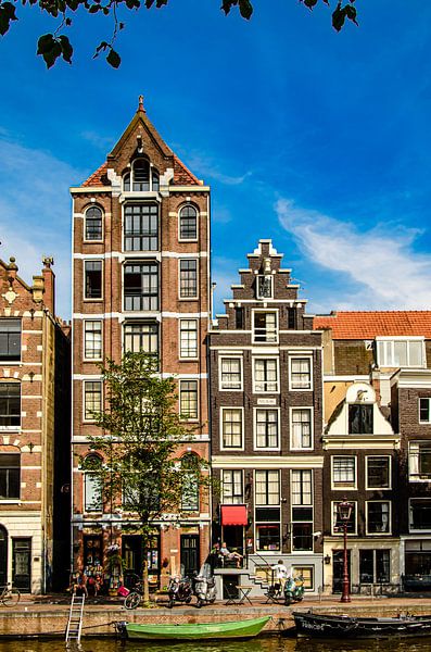 Hausfassaden und Strasse Boote an einem Kanal Gracht in Amsterdam Niederlande von Dieter Walther