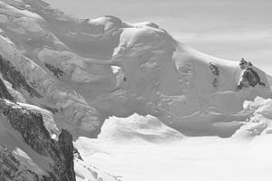 Der Mont-Blanc und seine Gletscher im Sonnenlicht, monochrom