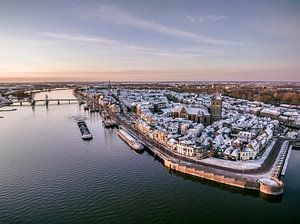 Kampen Stadtansicht am Fluss IJssel während eines kalten Wintersonnenaufgangs
