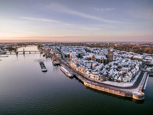 Stadsgezicht Kampen aan de IJssel tijdens een koude zonsopgang